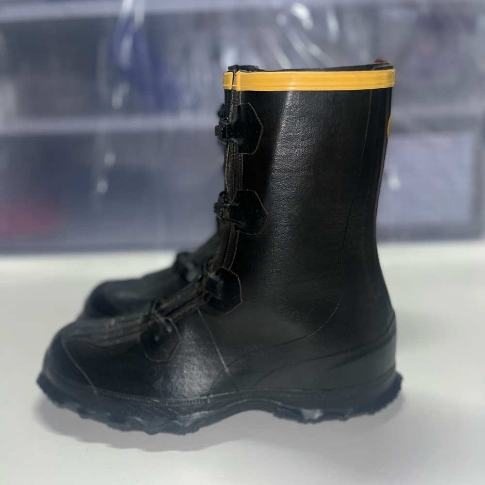 Men’s LA Cross Overshoe Size: 9